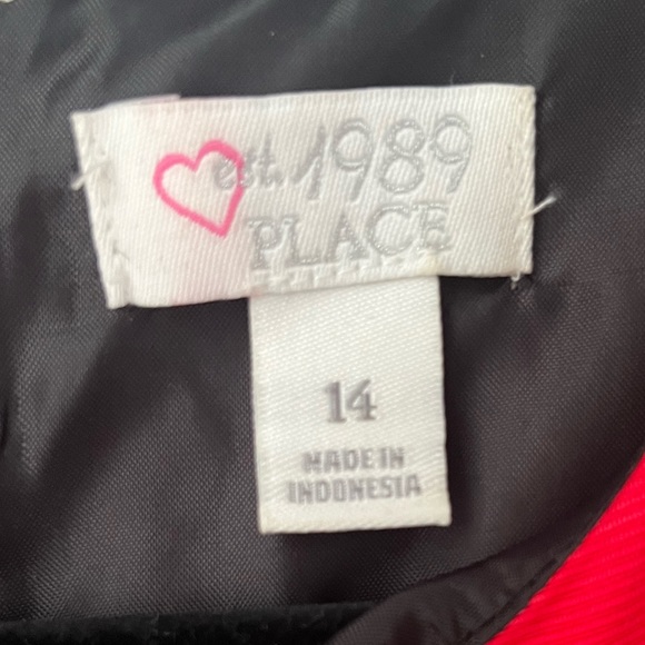 Pictures of front and back Inside out and for the bow theres buttons to clip it - Picture 8 of 9